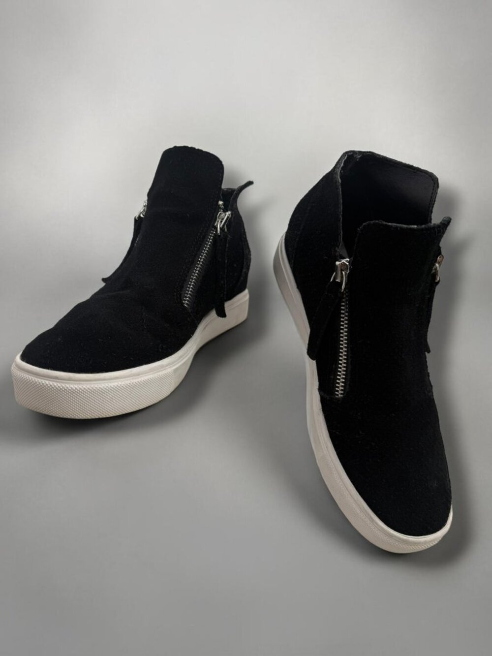 Steve Madden Caliber Silver Zipper Suede Sneakers